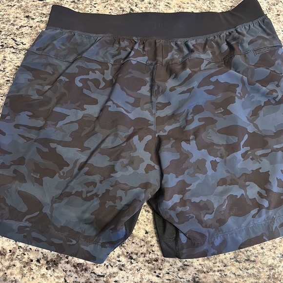 Navy camo Lululemon THE 7 inch shorts - Picture 2 of 2